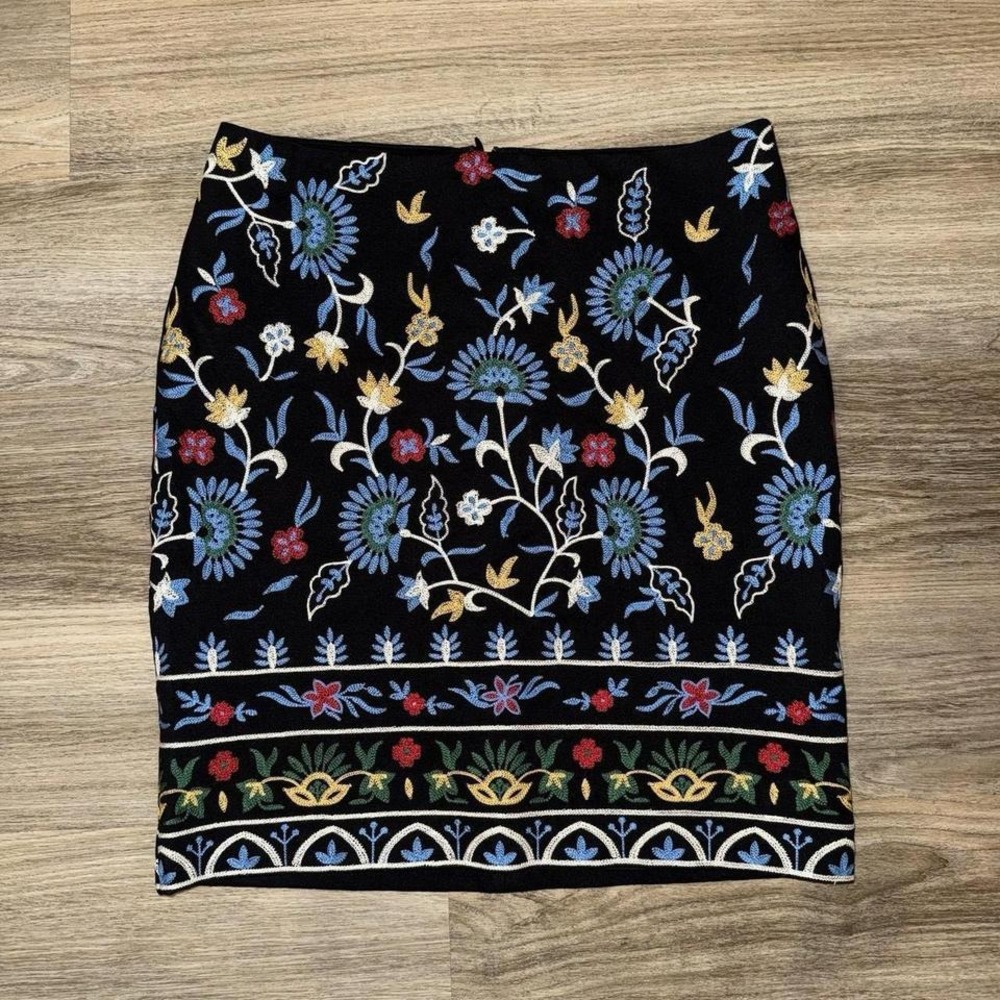 J.McLaughlin Lucy Bainbridge Embroidered Pencil Skirt Black Floral Size 6 NWT